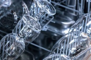 Spezielle Glasprogramme sorgen für saubere und heile Gläser (depositphotos.com) Spezielle Glasprogramme sorgen für saubere und heile Gläser (depositphotos.com)